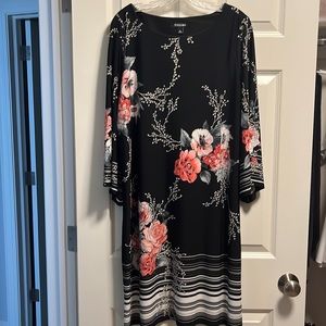 Roz & Ali kimono sleeve dress with sash. Size XL. Black/floral Like New Cond.